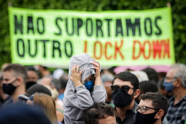 Protesto em frente à casa de Ibaneis Rocha contra lockdown