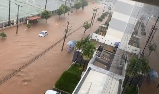 Rua alagada em Goiânia após chuva