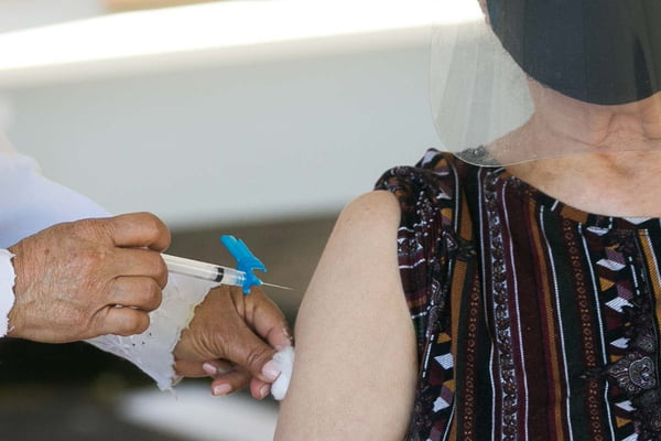 Vacinação de idosos de 75 anos na UBS 2, na Asa Norte