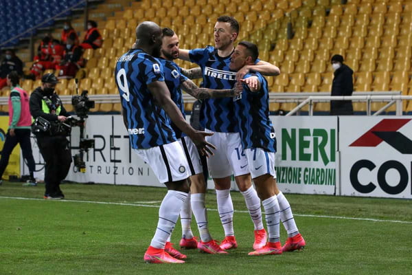 Internazionale vence o Parma