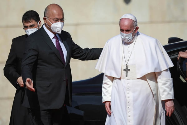 Papa chega ao Iraque e é recepcionado pelo presidente Barham Saleh