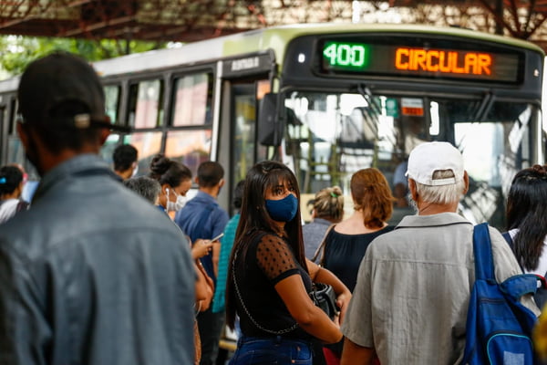 Pessoas de máscara aguardam embarque em ônibus em terminal rodoviário em Goiânia - Metrópoles