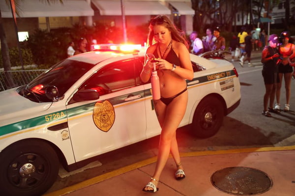Miami decreta estado de emergência por praias lotadas