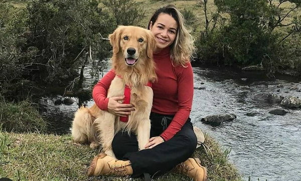 Goiana é primeira bombeira a certificar um cão de buscas no Brasil. Na foto, ela e o golden retriever Fini