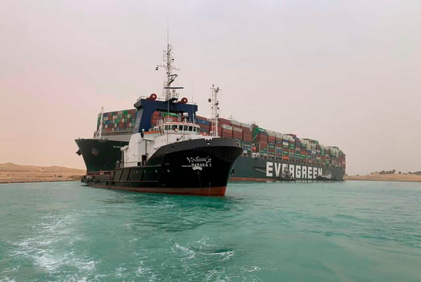 Navio gigante encalha no Canal de Suez e provoca congestionamento