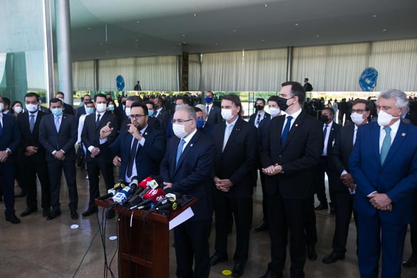 Após recorde de mortes, Bolsonaro anuncia comitê de crise contra Covid