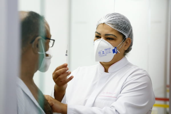 Enfermeira prepara vacina contra Covid-19 em Goiânia