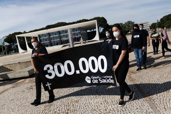 Cortejo fúnebre organizado pelo Conselho de Saúde do DF em protesto pelas mais de 300 mil mortes por Covid-19 no Brasil