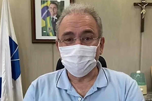 Marcelo Queiroga usando máscara de proteção facial