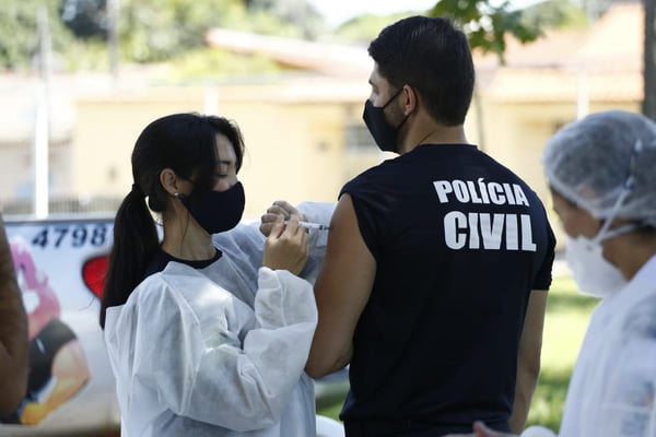 vacinação de policiais e agente de segurança pública em goiás no drive-thru montado na academia de polícia militar, em goiânia