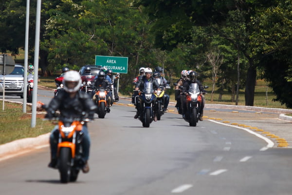 Jair Bolsonaro em passeio de moto