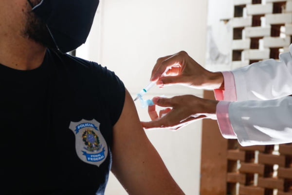 Vacinação de agentes do Detran e do Depen no Posto de Saúde Lúcio Costa