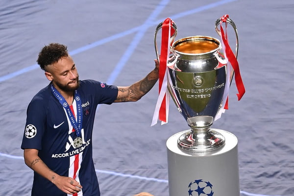 Neymar toca a taça da Champions League