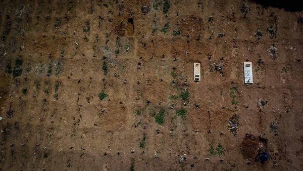 Enterros no cemitério do Caju