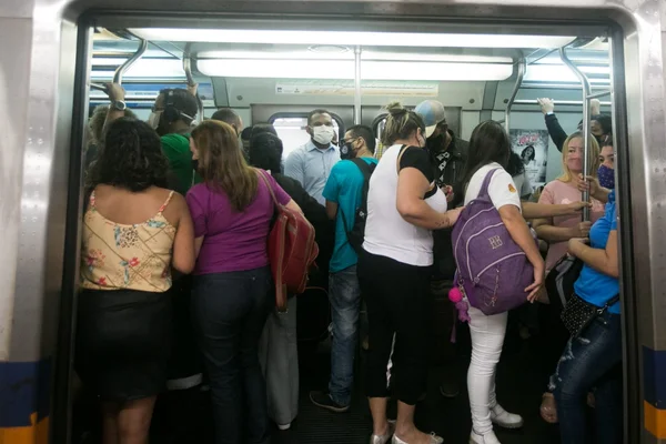 Estação Praça do Relógio lotada por causa da greve dos metroviários no DF