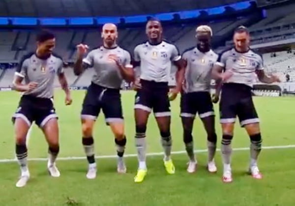 Jogadores do Ceará comemoram gol na Copa do Nordeste dom "Dancinha do Carpinteiro"