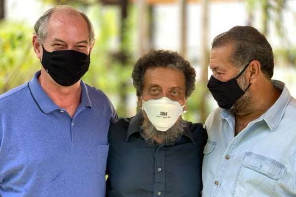 Ciro Gomes, João Santana e Carlos Lupi posam para foto, todos de máscara e camisa social. Ciro e Santana olham para a câmera, enquanto Lupi olha para o lado - Metrópoles