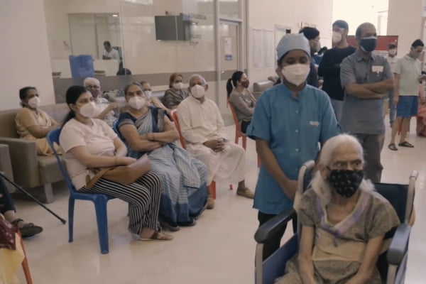Fila de vacinação em hospital privado na Índia