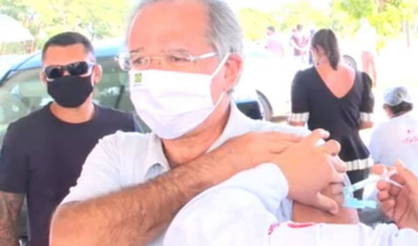 Paulo Guedes recebe vacina contra Covid-19