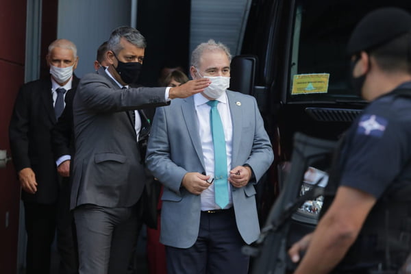 São Paulo - Ministro da Saúde Marcelo Queiroga evitou falar com a imprensa em dia que Brasil atinge marca de 400 mil mortos (6)