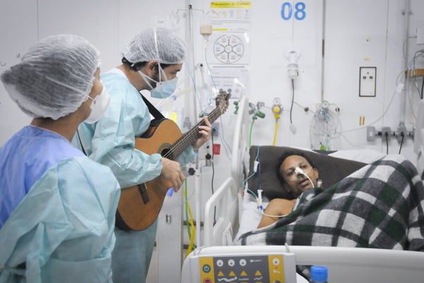pacientes covid hran música tratamento