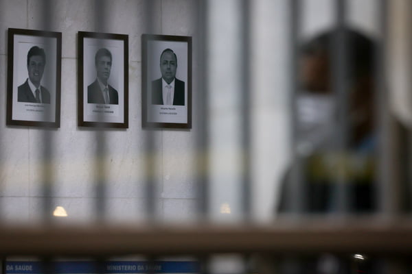 Imagens do ex-ministro Henrique mandetta, nelson teich e pazuello no ministério da saúde