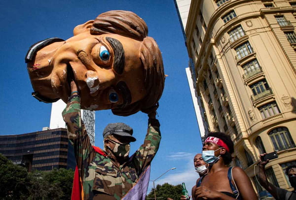 Manifestantes ateiam fogo em boneco de Jair Bolsonaro durante protestos no Rio de Janeiro