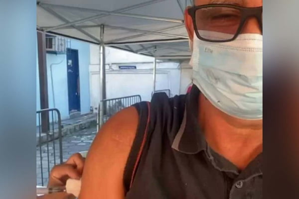 Fabrício Queiroz recebe vacina contra Covid-19