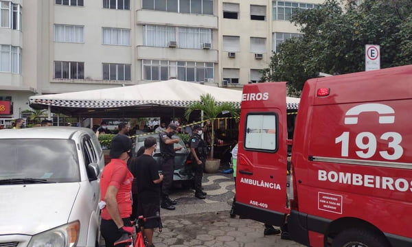 Imagem do local do acidente. carrol invada restaurante em copacabana