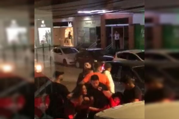 Briga em frente de bar em Florianópolis