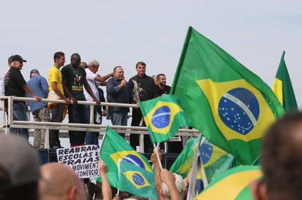 Pazuello e Bolsonaro em ato no Rio