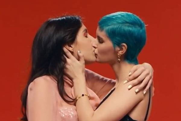 Casal de mulheres se beijando em campanha de Dia dos Namorados da Dolce & Gabbana
