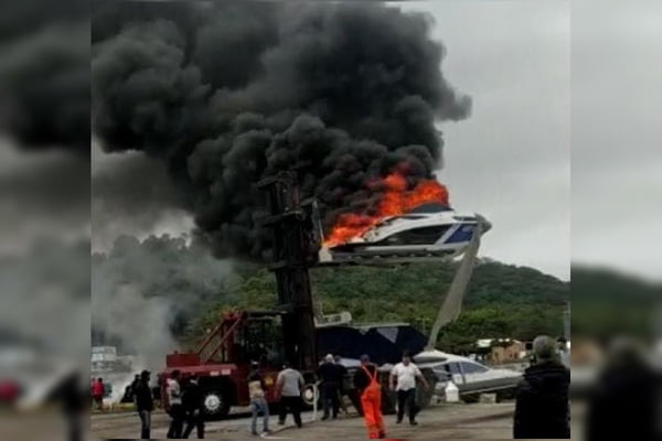 Vídeo lancha pega fogo em marina em Balneário Camboriú