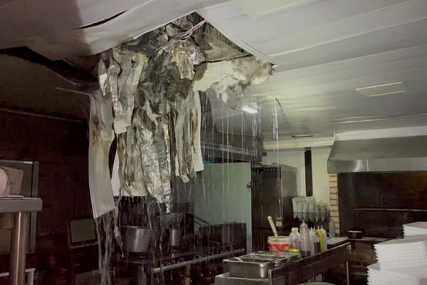 Incêndio derrete tubulação de restaurante no Noroeste e cozinha alaga