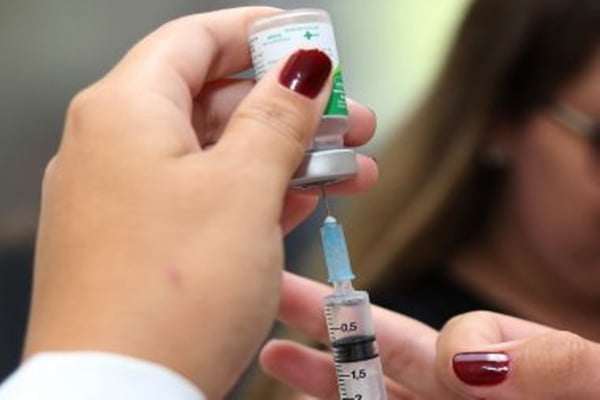 Imagem colorida com vacina contra o Vírus influenza