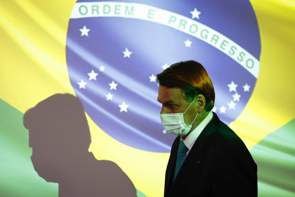 Presidente Jair Bolsonaro e o Ministro Marcelo Queiroga durante evento de Assinatura do contrato de transferência de tecnologia da AstraZeneca para a Fundação Oswaldo Cruz (Fiocruz) em Brasília.