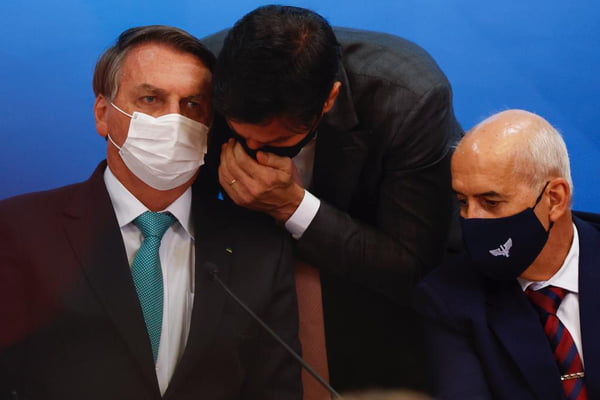 Presidente Jair Bolsonaro e o Ministro Marcelo Queiroga durante evento de Assinatura do contrato de transferência de tecnologia da AstraZeneca para a Fundação Oswaldo Cruz (Fiocruz) em Brasília.