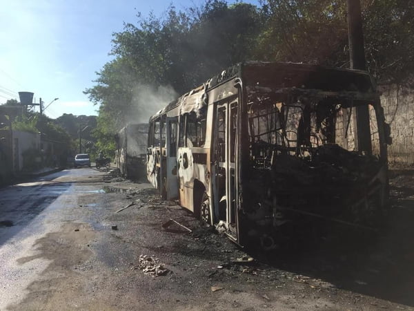 Ao menos 21 veículos foram incendiados em Manaus