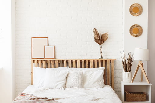 quarto com decoração minimalista de madeira