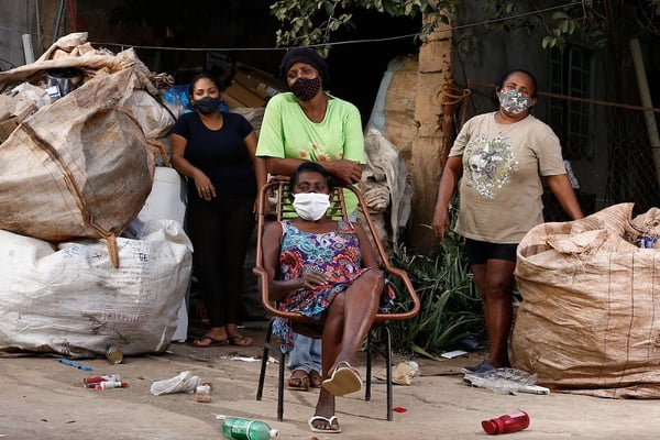 Desempregadas pela Covid, irmãs apostam na reciclagem para garantir sustento em Goiânia