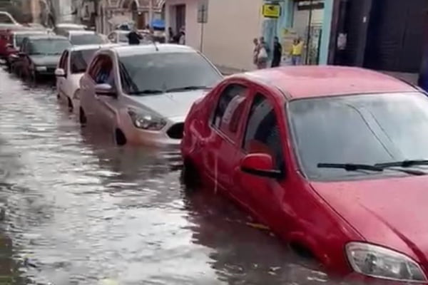Vídeo centro de Manaus alaga após forte chuva e afeta comércio