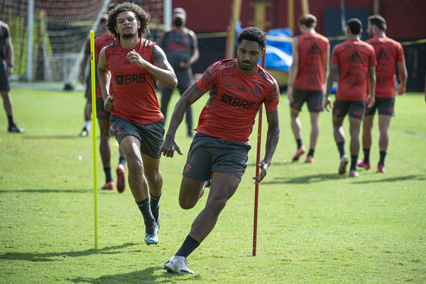 Vitinho e Arão treino Flamengo