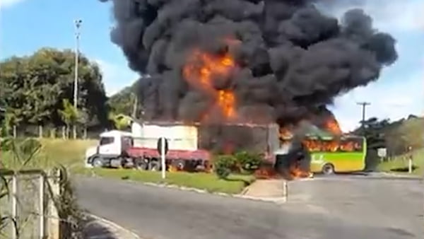 Acidente entre ônibus e carreta em Bom Jesus do Itabapoana, Rio de Janeiro