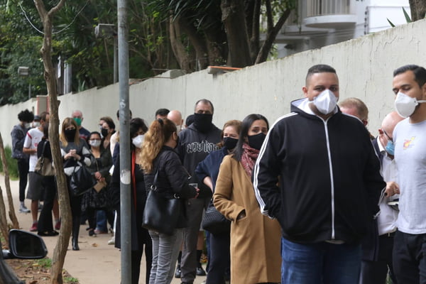 Postos de saúde da cidade de São Paulo registram longas filas de espera para a vacinação contra Covid-19