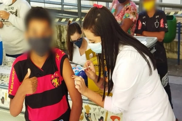 Adolescentes começaram a ser vacinados em alguns estados brasileiros