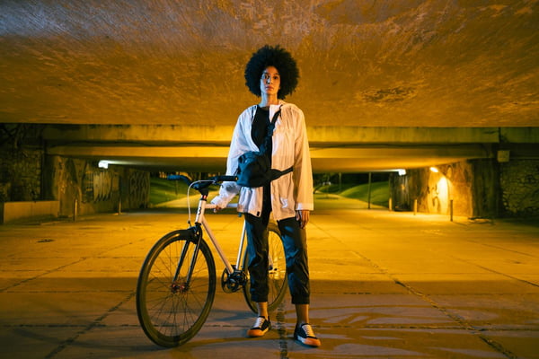 Em campanha da Osklen, modelo posa com bicicleta