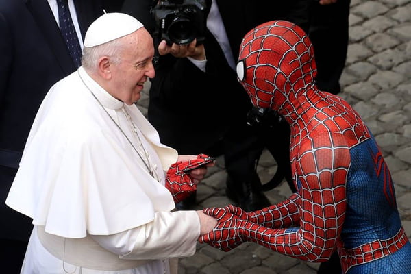 Papa Francisco recebe Homem-Aranha no Vaticano
