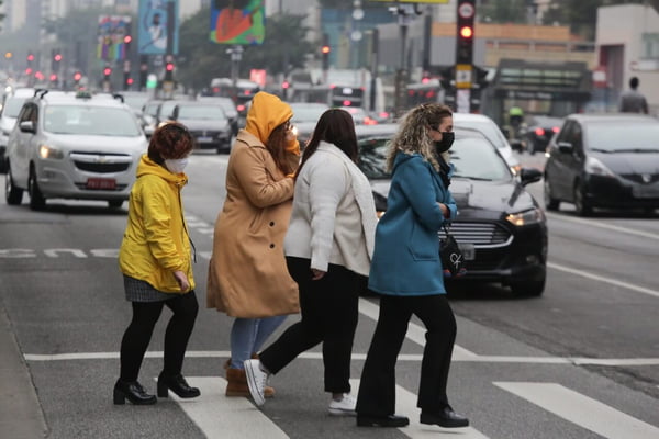Pedestres se protegem do frio e da chuva, na Avenida Paulista, região central de São Paulo, nesta terça-feira (29-6) (5)