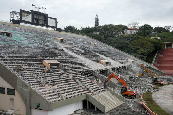 Imagem colorida de arquibancada em construção. Metrópoles