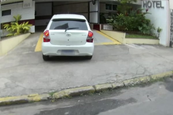 Veículo da Seap entra em motel na cidade de Niterói